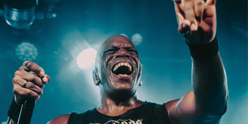 Sharon den Adel cantando en un festival de metal con Within Temptation