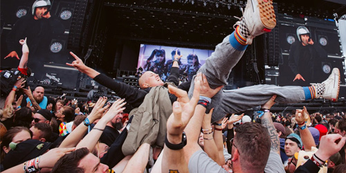 Público haciendo crowd surfing en concierto de Electric Callboy